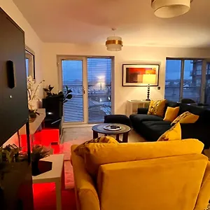 Centre Waterfront Apartment Chester