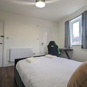 Near City Centre Private Bath Free Parking Holiday home